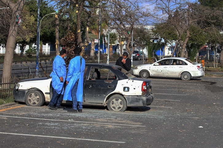 Daños tras el bombardeo de represalia de Haftar en el parking del Hospital General Jadra de Trípoli. (Mahmud TURKIA-AFP) 