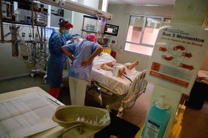 Personal sanitario atiende a un paciente en un centro hospitalario de Alcalá de Henares, en Madrid. (Pierre-Phillipe MARCOU/AFP) 