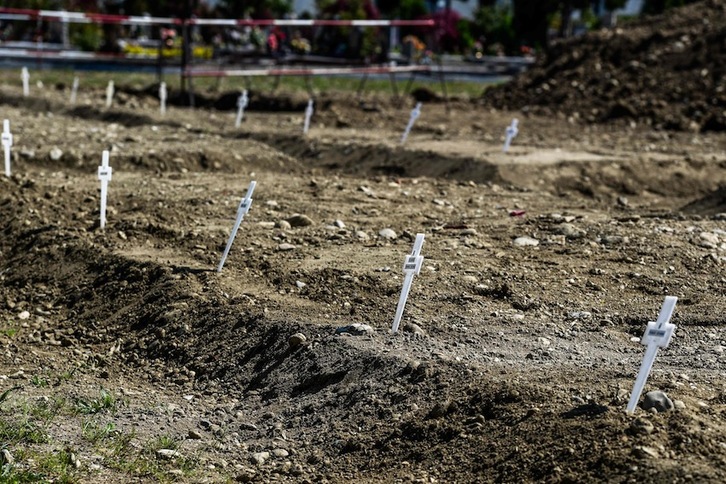 Fosas abiertas en un cementerio de Milán para acoger los cuerpos de quienes no han sido reclamados por sus allegados en este periodo especial. (Miguel MEDINA | AFP)