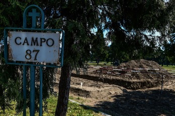 Fosas abiertas en un cementerio de Milán para acoger los cuerpos de quienes no han sido reclamados por sus allegados en este periodo especial. (Miguel MEDINA | AFP)