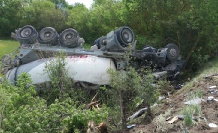 El vuelco de la hormigonera en la localidad aragonesa de Sigüés se saldó con la muerte del conductor. (EMERGENCIAS CHACA)