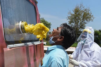 Pruebas a ciudadanos en la India. (Sam PANTHAKY / AFP)