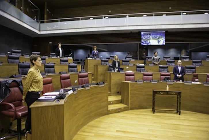 Minuto de silencio en la Cámara en recuerdo de las víctimas del coronavirus. (PARLAMENTO DE NAFARROA)