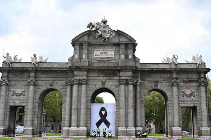 Un lazo negro en la madrileña Puerta de Alcalá. (GABRIEL BOUYS / AFP)