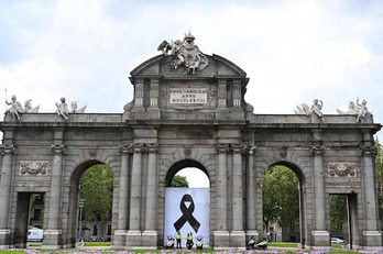 Un lazo negro en la madrileña Puerta de Alcalá. (GABRIEL BOUYS / AFP)