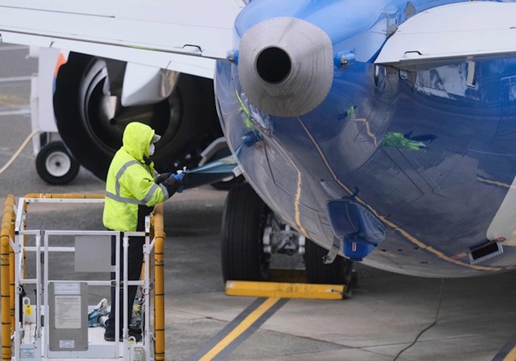 Un empleado trabaja en el fuselaje de un Boeing 737 MAX en Renton, Washington. El sector ha colapsado. (Stephen BRASHEAR/AFP)