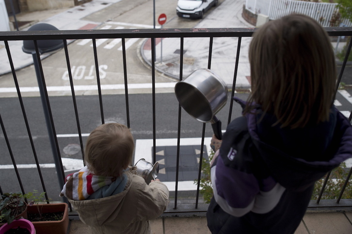 Dos menores en un balcón durante una protesta para poder salir. (Iñigo URIZ / FOKU)