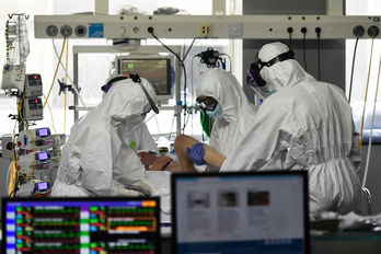 Sanitarios atienden a un paciente en la UCI del hospital La Paz de Madrid. (Pierre-Philippe MARCOU/AFP)