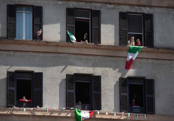 Residentes del distrito romano de Garbatella celebran el Día de la Liberación cantando el Bella Ciao (Tiziana FABI/AFP)