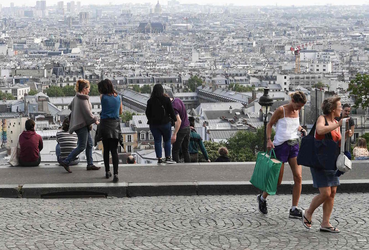 Varias personas pasean por Montmartre en el día 40 de confinamiento. (Alain JOCARD/AFP)