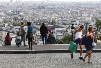 Varias personas pasean por Montmartre en el día 40 de confinamiento (Alain JOCARD/AFP)