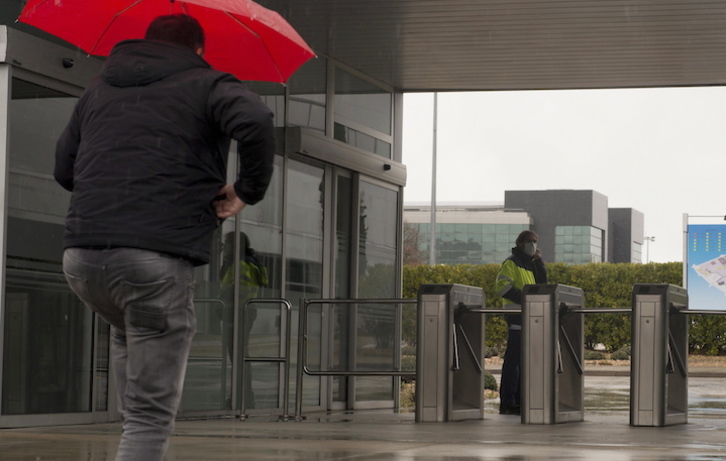 Un trabajador entra a la factoría de Mercedes-Benz en Gasteiz, antes de la parada de la producción. (Raúl BOGAJO/FOKU)