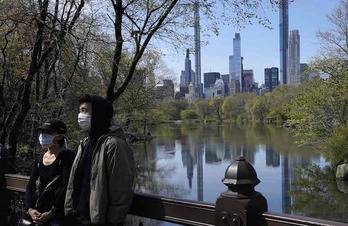 Una pareja en Central Park de New York, donde se superan los 20.000 fallecidos por coronavirus. (Timothy A. CLARY