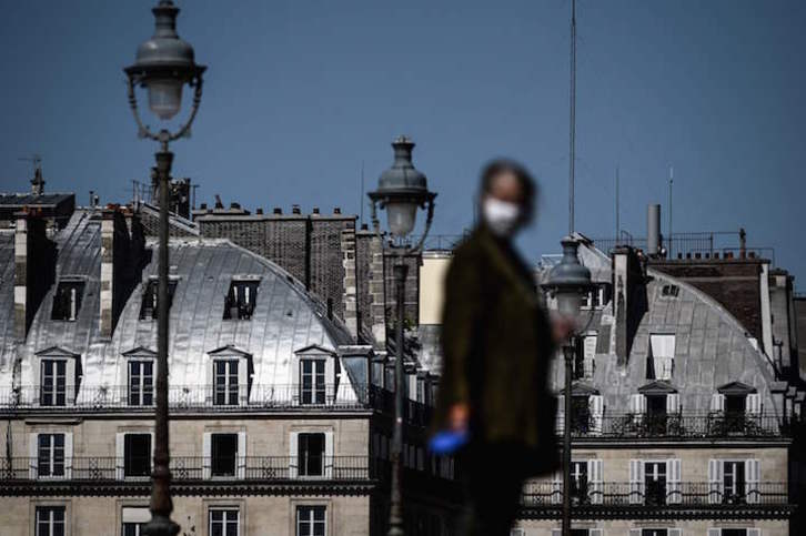 Una mujer con máscarilla en París. (Philippe LOPEZ/AFP)