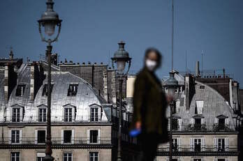 Una mjer con máscarilla en París. (Philippe LOPEZ/AFP)