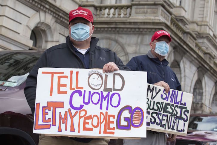 Dos manifestantes piden en Nueva York el levantamiento de las restricciones. (Stefani REYNOLDS/AFP)