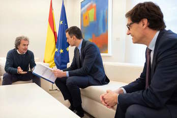 El portavoz de Sanidad, Fernando Simon, junto al presidente Pedro Sánchez y su ministro Salvador Illa. (Borja PUIG DE LA BELLACASA/AFP)