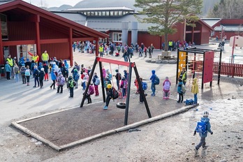 Escolares esperan, impacientes, para entrar a clase en un colegio de la ciudad de Trondheim. (Gorm KALLESTAD | AFP)