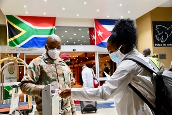 Una especialista médica cubana a la llegada al aeropuerto de una base militar de Pretoria, Sudáfrica. ( Elmond Jiyane | AFP)