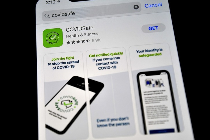 La app CovidSafe permite avisar a quienes hayan estado a metro y medio de una persona contagiada. (Saeed KHAN | AFP)