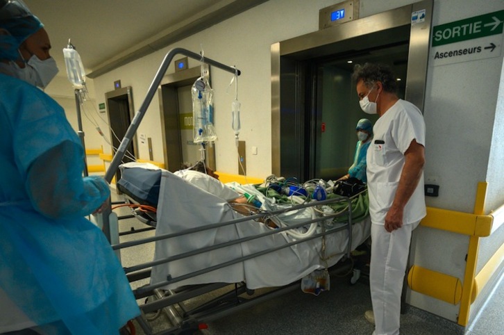 Profesionales sanitarios trasladan a un paciente a la UCI en el hospital de Mulhouse (Alsacia). (Patrick HERTZOG / AFP)
