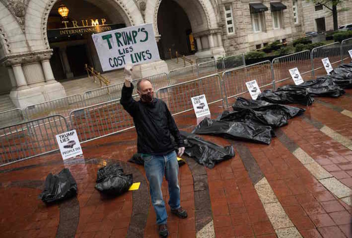 Protesta en Washington contra las «mentiras» de Donald Trump. (Andrew CABALLERO-REYNOLDS/AFP) 