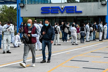 Los empleados de la planta de Sevel (European Light Vehicle Company) de Fiat Chrysler Automobiles (FCA) hacen filas para entrar y salir sin chocarse. (Vincenzo PINTO/ AFP)  