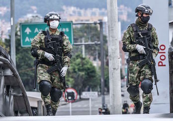 Soldados colombianos patrullan por las calles de la capital, Bogotá. (Guillermo MUÑOZ/AFP)