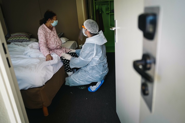 Un médico atiende a un paciente en un hotel convertido en hospital para pacientes de Covid-19 en Chelles, cerca de París. (Lucas BARIOULET | AFP) 