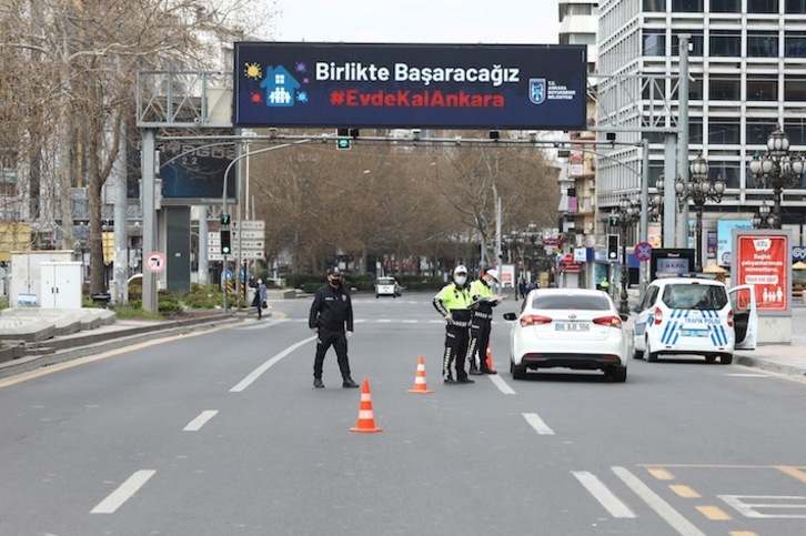 Uno de los controles de la Policía turca durante el confinamiento, en este caso en Ankara. (Adem ALTAN/AFP)