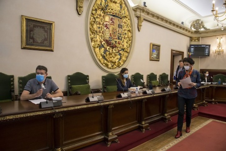 Celebración de una comisión en el Consistorio iruindarra guardando la distancia de seguridad. (AYUNTAMIENTO DE IRUÑEA) 