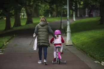 Las propuestas autonómicas también contemplan un horario para que salgan los niños. (Aritz LOIOLA/FOKU)