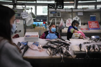 Voluntarios del municipio del Benfica compran pescado para entregar a los ancianos en el mercado local del Benfica. (Patricia DE MELO MOREIRA/AFP