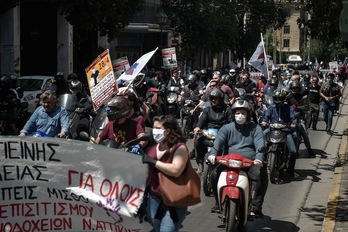 Trabajadores de reparto de comidas y del sector turístico, en el centro de Atenas, exigiendo mejores condiciones laborales. (Louisa GOULIAMAKI | AFP)