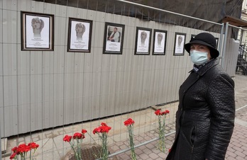 Una mujer rinde homenaje a trabajadores médicos fallecidos por el Covid-19 en un memorial improvisado en San Petersburgo. (Olga MALTSEVA | AFP)