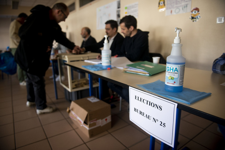 Votación, el 15 de marzo, en un colegio electoral de Baiona. (Guillaume FAUVEAU)