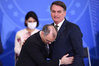 El nuevo ministro de Justicia, Andre Mendonça, abraza al presidente de Brasil, Jair Bolsonaro. (EVARISTO SA/AFP)