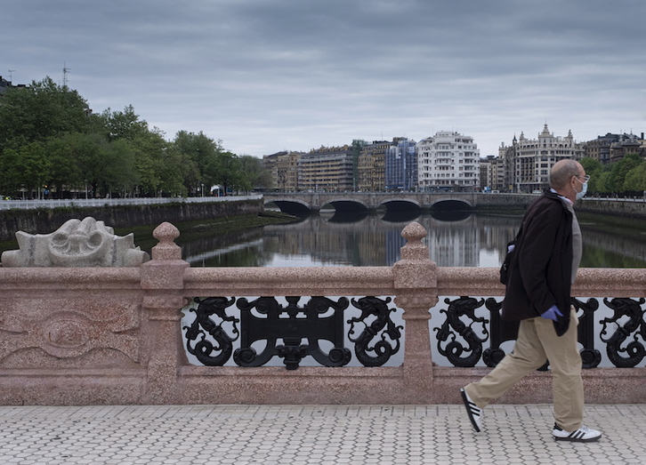 La estampa de Donostia casi desierta cambiará mucho este sábado. (Jon URBE | FOKU)