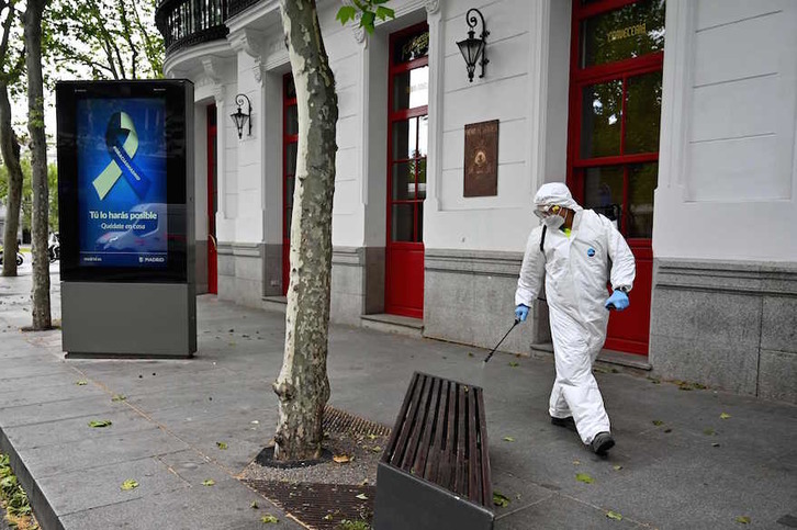 Un trabajador desinfecta una calle en Madrid. (Gabriel BOUYS/AFP)