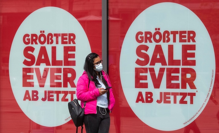 Una mujer espera en la cola para acceder a una tienda de ropa en Berlín que anuncia ahora llega «la mayor venta». (John MACDOUGALL | AFP) 