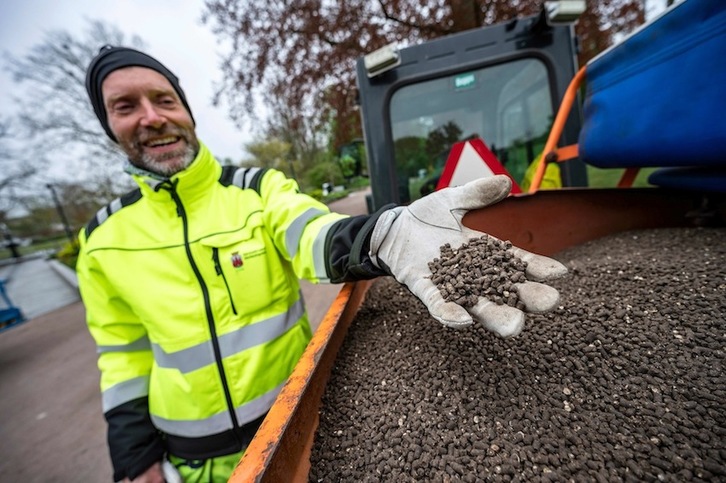 Un empleado municipal de la ciudad de Lund muestra el apestoso estiércol de pollo. (Johan NILSSON | AFP)