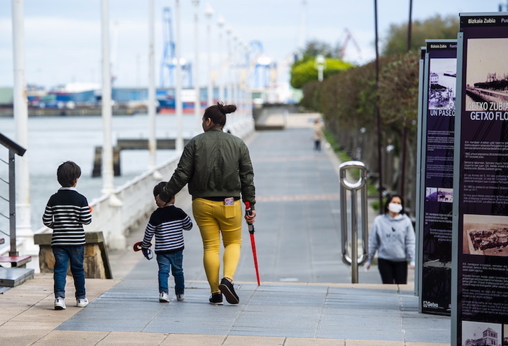 Paseos en Getxo tras la salida de niños y niñas; el sábado serán más numerosos. (Luis JAUREGIALTZO | FOKU)