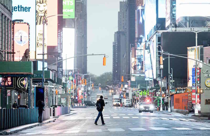 Un hombre cruza la célebre Times Square en Nueva York. (Johannes EISELE / AFP)