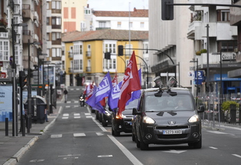 Caravana de coches organizada por LAB en Gasteiz. (Raúl BOGAJO/FOKU)
