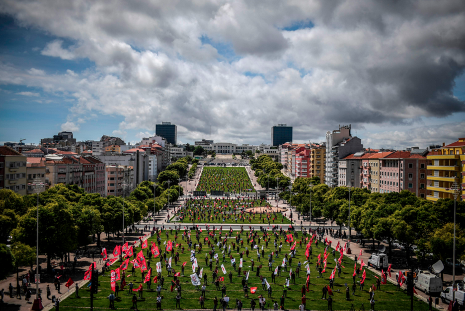 Lisboako elkarretaratzea segurtasun distantzia mantenduz. (Patricia DE MELO MOREIRA / AFP) 