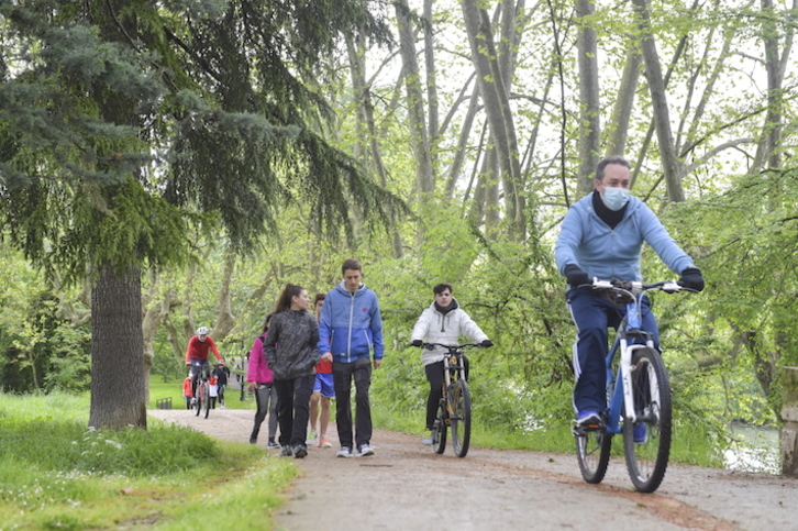 Ciclistas y peatones respetan las distancias en el paseo del río Arga en Iruñea. (Idoia ZABALETA/FOKU)