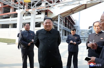 La imagen publicada KCNA, muestra a Kim Jong-un visitando una planta de fertilizantes de fosfato en Sunchon. (KCNA / AFP)