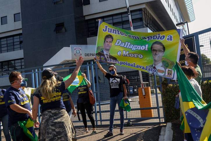 Seguidores de Moro y otros defensores de Bolsonaro se han concentrado alrededor de la sede policial, donde se han vivido algunos momentos de tensión. (Franklin DE FREITAS/AFP)