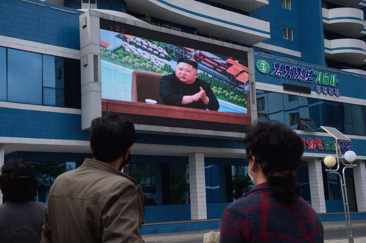 Ciudadanos norcoreanos ven en televisión una alocución de Kim Jong-un en Pyongyang. (KIM Won-jin/AFP)