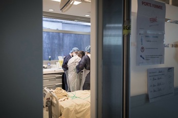 Imagen de un enfermo de Covid-19 en un hospital parisino. (Joel SAGET/AFP)